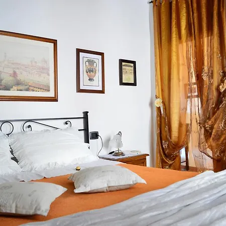 With Little Arch Apartman